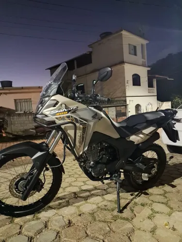 Vende-se sahara 2025! Moto muito nova pouca quilometragem, moto de garagem.