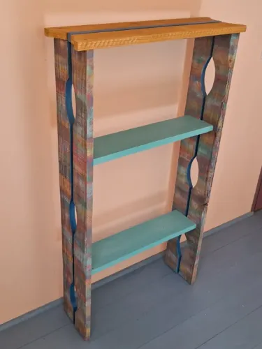 Estante com pátina colorida e detalhes na lateral