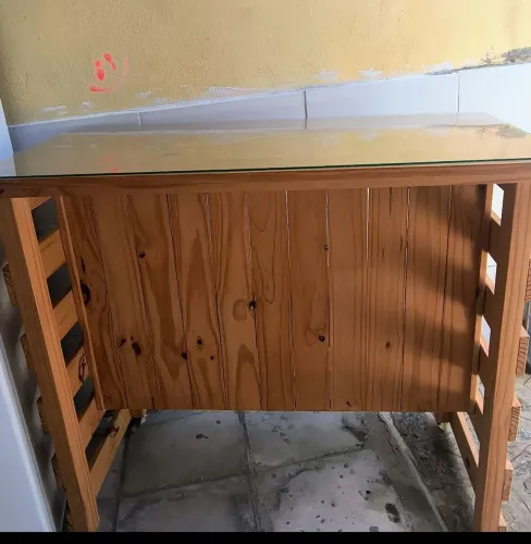 mesa de Pinho com tampa de vidro e 2 bancos 