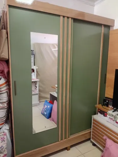 Vende-se Guarda-roupa Seminovo com espelho grande