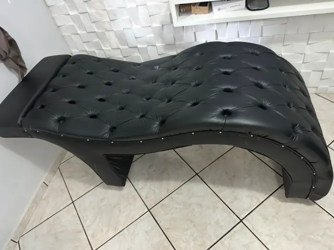Marca de estética curva capitonê seminova