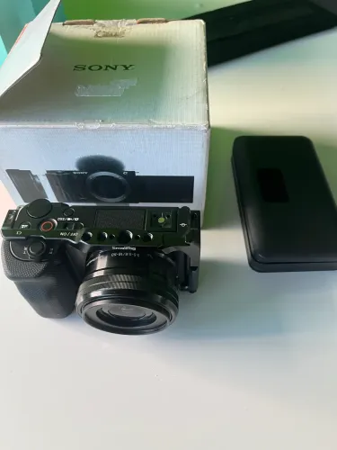 Sony ZVE10 com lente do Kit - com cage, baterias e carregador