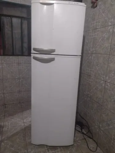 Geladeira Eletrolux 260 litros fronteira free 700 reais