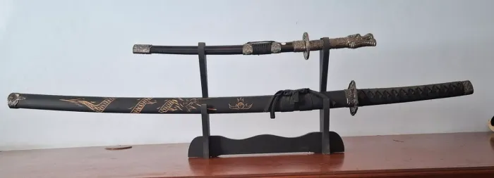 Kit 2 katanas decorativas com suporte