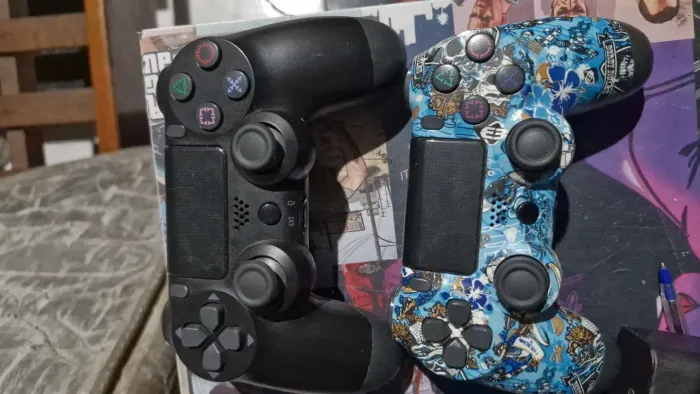 2 CONTROLES DE PS4 POR 80,00