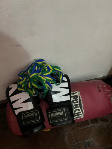 Luva + saco de pancada + bandagem