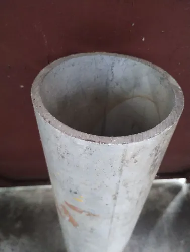 Tubos de alumínio medindo 1metro
