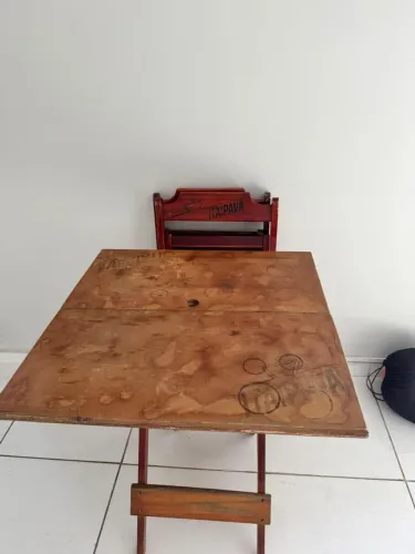 Mesa de madeira dobrável c/ 4 cadeiras