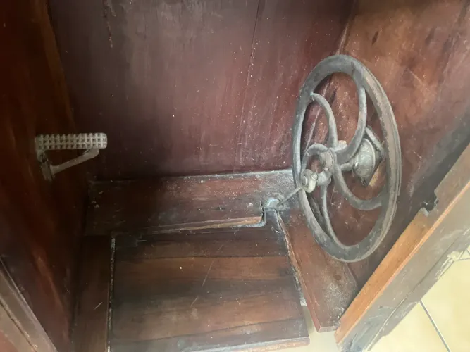 Vendo máquina de costura antiga pra colecionador 