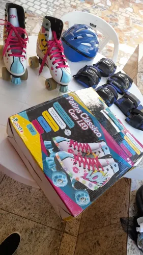 Patins Clássico com Led e proteção capacete jogo completo