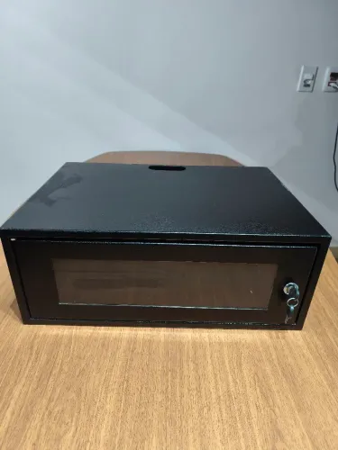 Rack de TI ou CFTV de parede com chave e bandeja