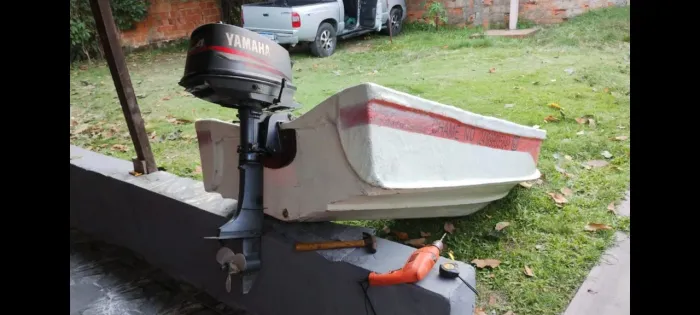 Bote de apoio 2.70 com motor Yamaha 4 HP revisado 