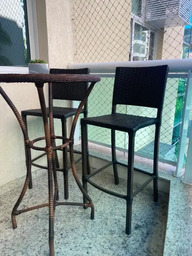 Jogo de vime mesa alta com duas cadeiras