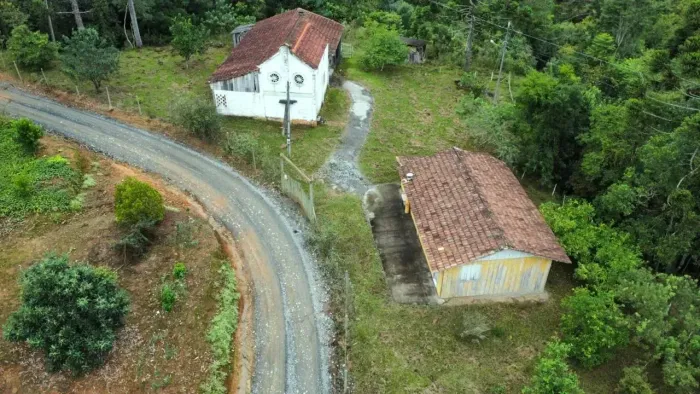 Sitio com 10 hectares , Rio , cachoeira, casa e galpão .
