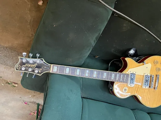 Guitarra Golden 1100 reais