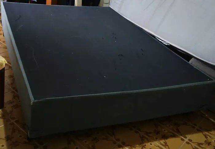Vendo cama box de casal em bom estado,o box é de veludo cinza em bom estado.