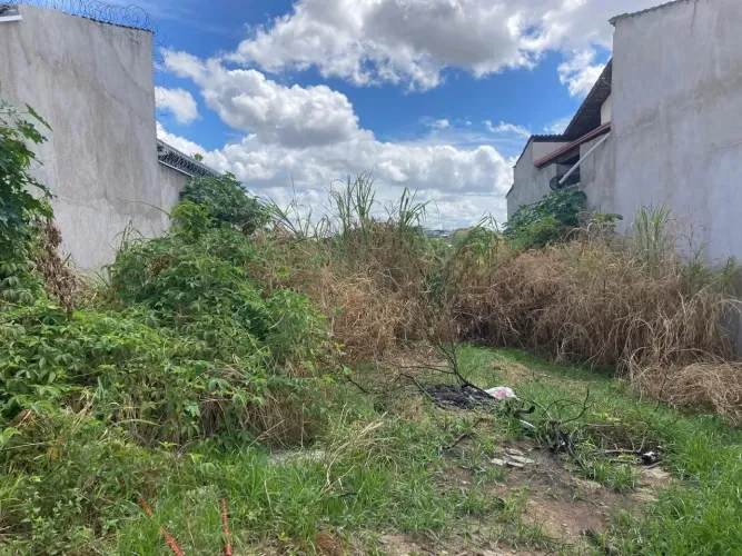 Imóvel para venda possui 200 metros quadrados em Castanheiras II - Governador Valadares -