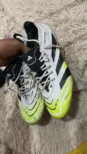 Chuteira adidas
