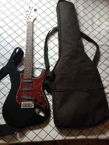 Vendo guitarra, Stratocaster da Champion Giannini. Semi novo