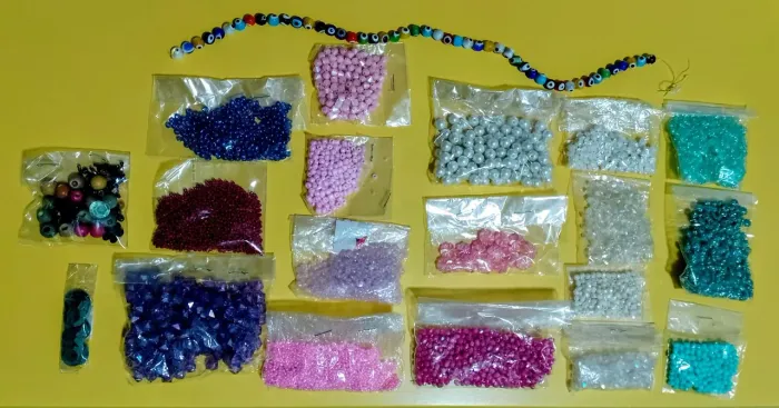 Várias miçangas para artesanato
