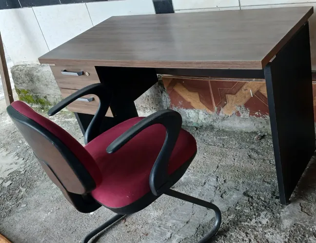 Mesa de escritório com cadeira, aceito cartão