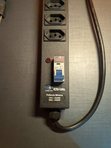 Regua de 8 Tomadas 20a C/ Disjuntor 4400watts Régua M Volts Cor Preto 2 UNIDADES