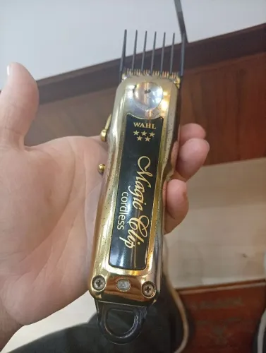 Vendo uma máquina de cortar cabelo Wal Magic clip uma de acabamento kemei