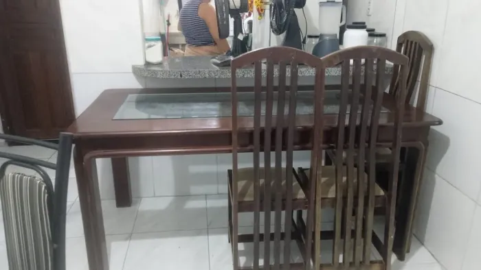Mesa de jantar, vidro e madeira. Somente a mesa!!
