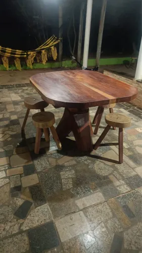 Mesa de Madeira com 6 Tamboretes