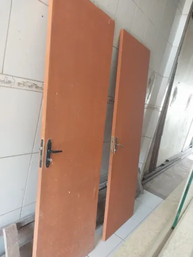 Vende-se 2 portas de madeira, laminadas; 70x2,10m