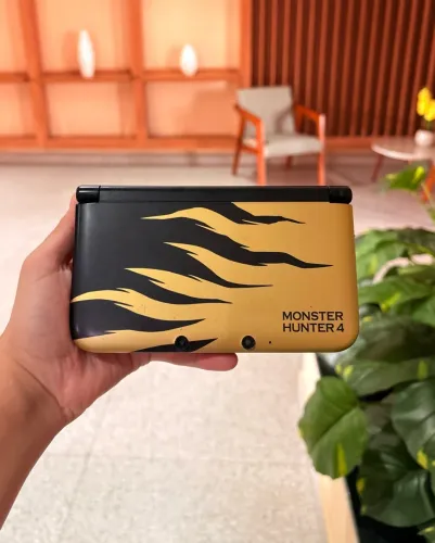 Nintendo 3ds Xl edição monster hunter 4 com muitos jogos como Pokémon Mario e Zelda