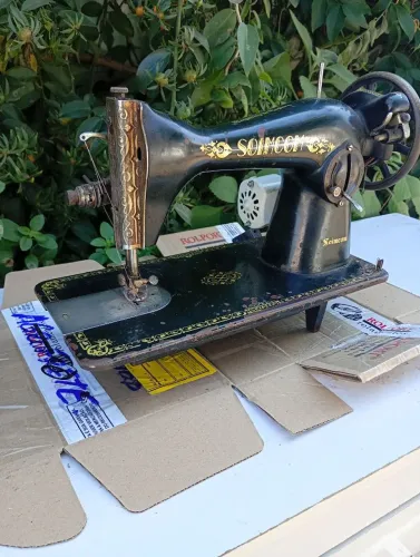 Máquina de costura antiga motorizada tudo OK funcionando perfeitamente