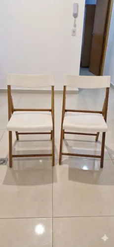 Par de Cadeiras Dobráveis de Madeira e Assento Branco - Ótimo Estado