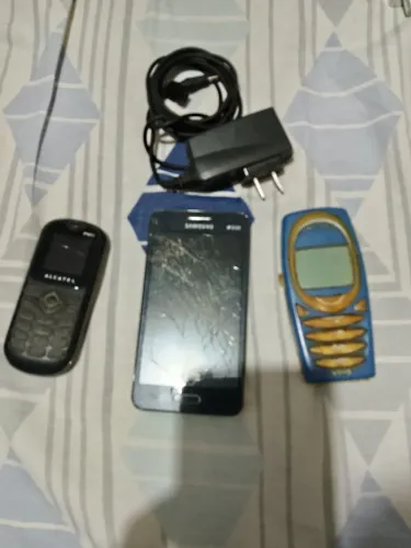 Celulares relíquias com carregador