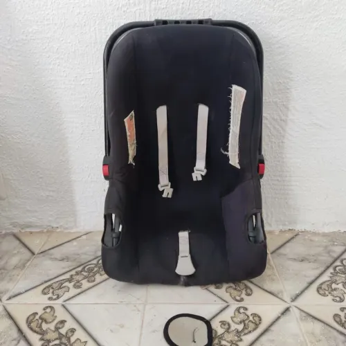 Vendo uma cadeirinha de criança para carro, etc.