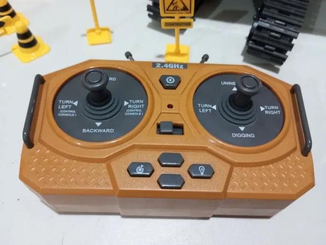 Escavadeira de brinquedo com controle ? remoto 11 canais, novinha.