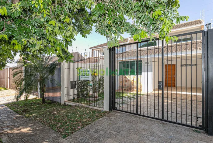 EXCELENTE CASA DE 03 QUARTOS, SENDO 01 SUÍTE, SEMI MOBILIADA, PARA MORAR PRÓXIMO À AVENIDA