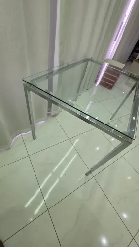 Mesa de jantar de vidro com estrutura cromada