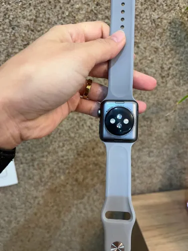 Apple Watch Series 3 (GPS) 38mm Caixa - Cinza-Espacial Alumínio Pulseira Esportiva Preta
