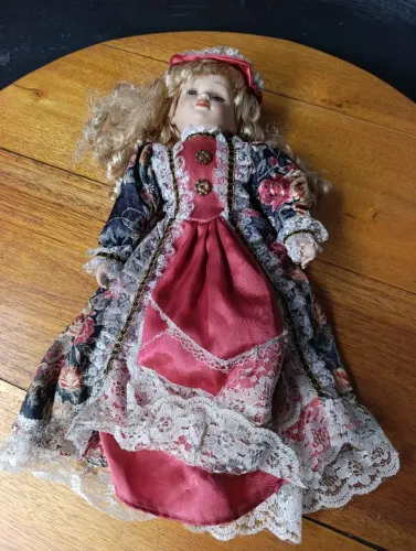 ANTIGA BONECA DE PORCELANA, OLHOS DE VIDRO. ESTILO VITORIANA. DEFEITO: FALTA UM PÉ .