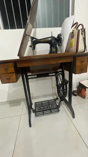 Vendo máquina de costura Elgin. Funcionando normalmente. Valor negociável!