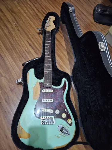 Guitarra Squier Stratocaster com case