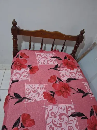 Cama de madeira maciça com colchão