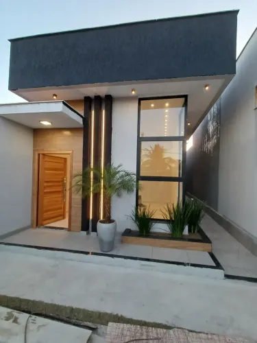 Belissima casa Rua 83 pertinho da praia  650 mil