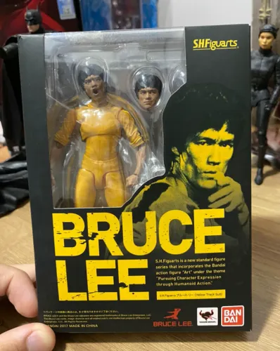 Action figure Bruce lee yellow suit bandai