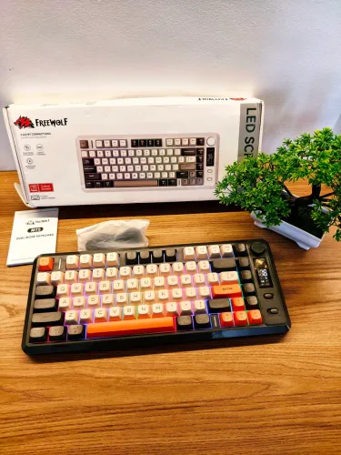 Teclado gamer sem fio freewolf com telinha