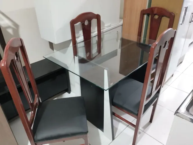 Mesa com 4 cadeiras estofados, entrego ler anúncio