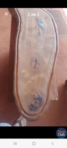 Tábua rústica com resina no suco da carne