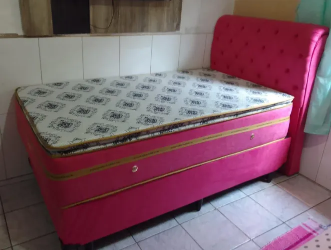 Cama box solteirão na cor rosa