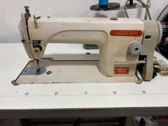 Máquina de costura reta industrial